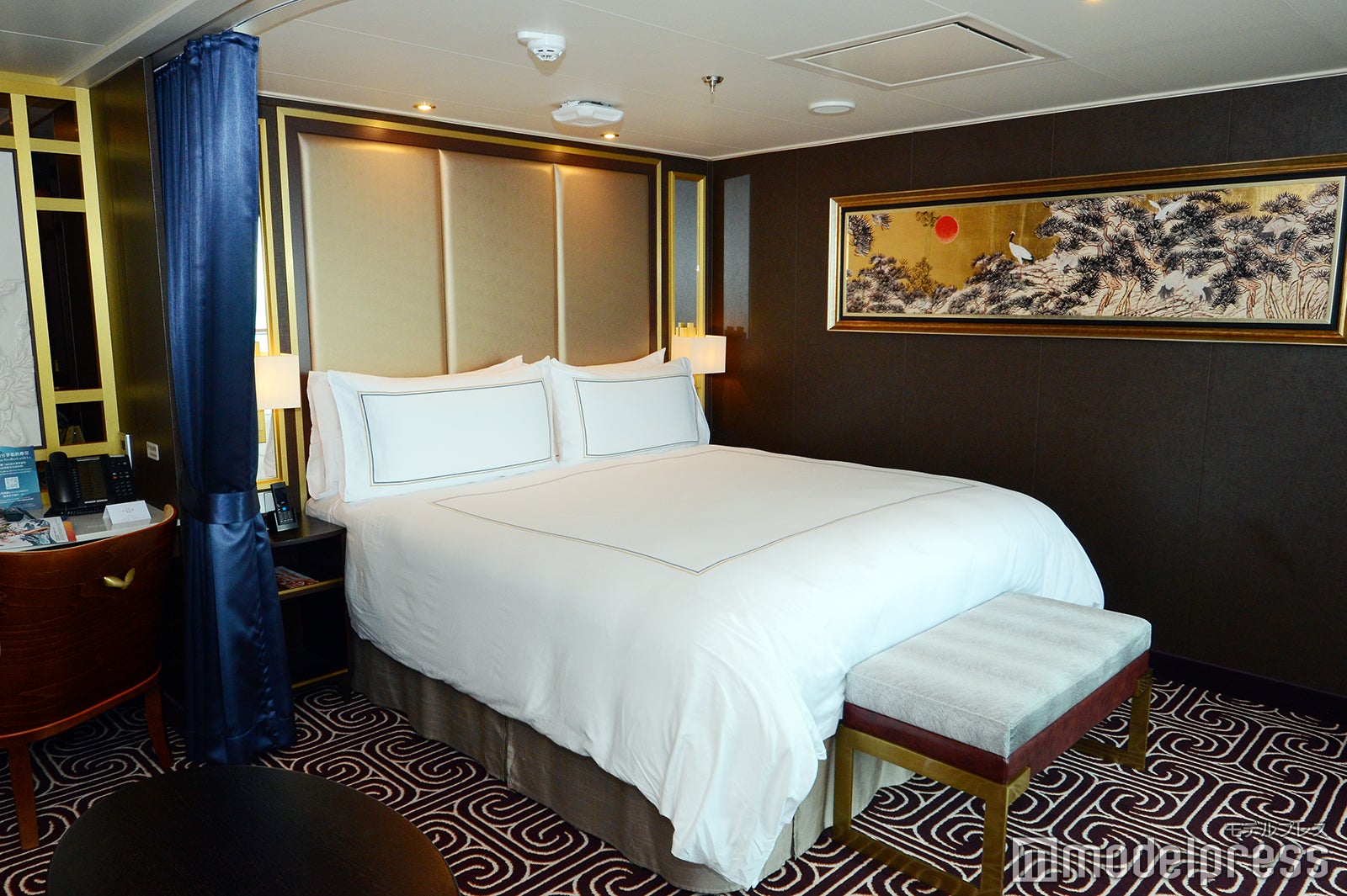 パレス スイート／2人で寝てもゆとりのあるクイーンサイズベッド（C）モデルプレス