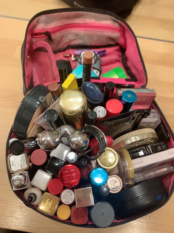 田中美久のメイクポーチ全体の中身はこんな感じ!(C)Mercury