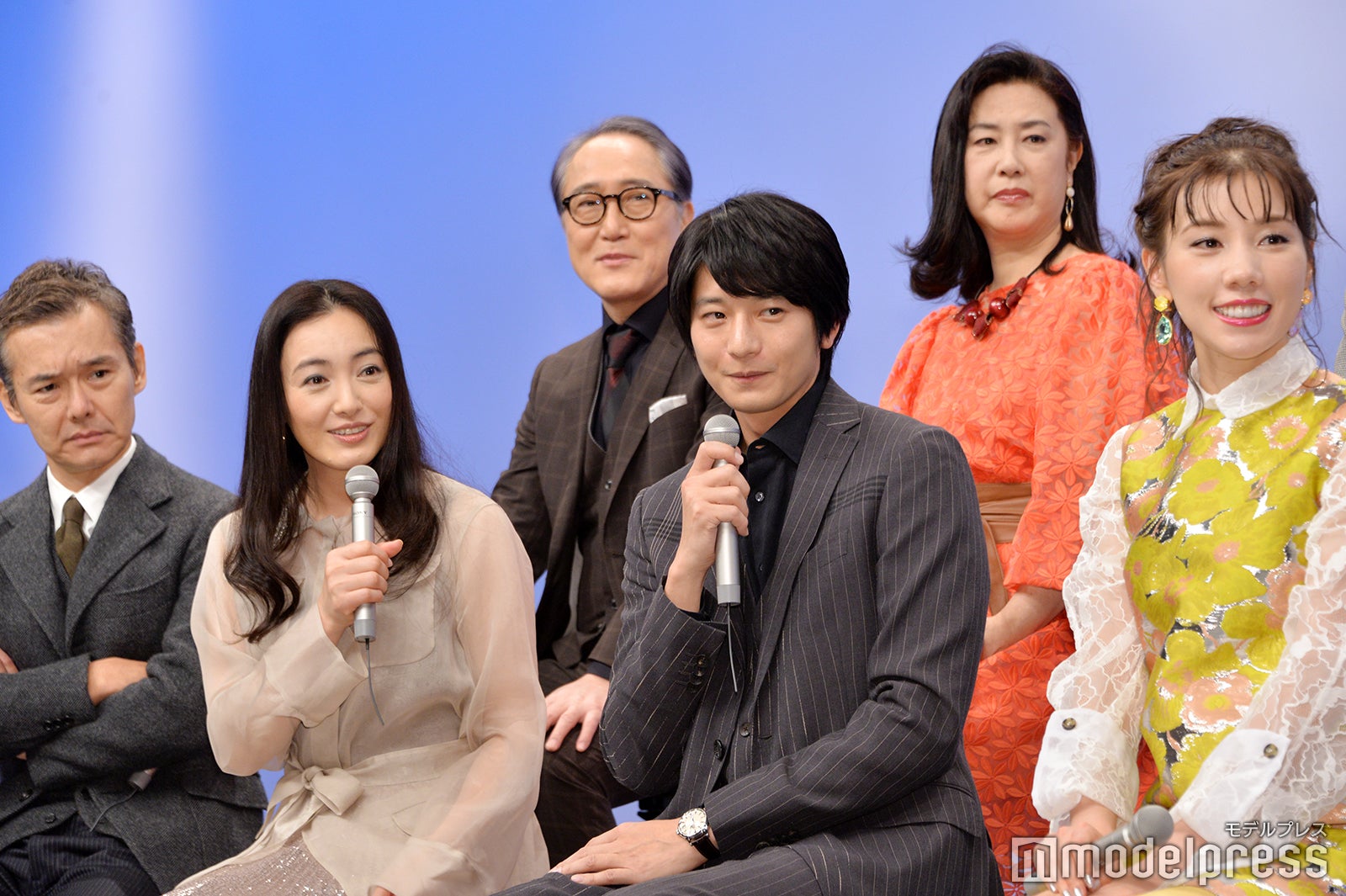 （前列左から）渡部篤郎、仲間由紀恵、向井理、仲里依紗（後列左から）佐野史郎、名取裕子（C）モデルプレス