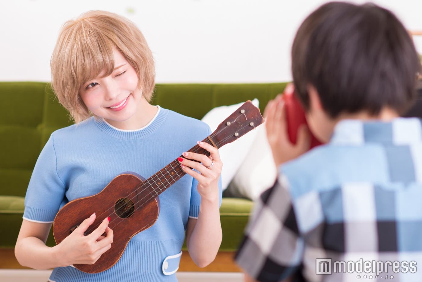 りおんくんがママを撮影(左から)益若つばさ、りおんくん(C)モデルプレス