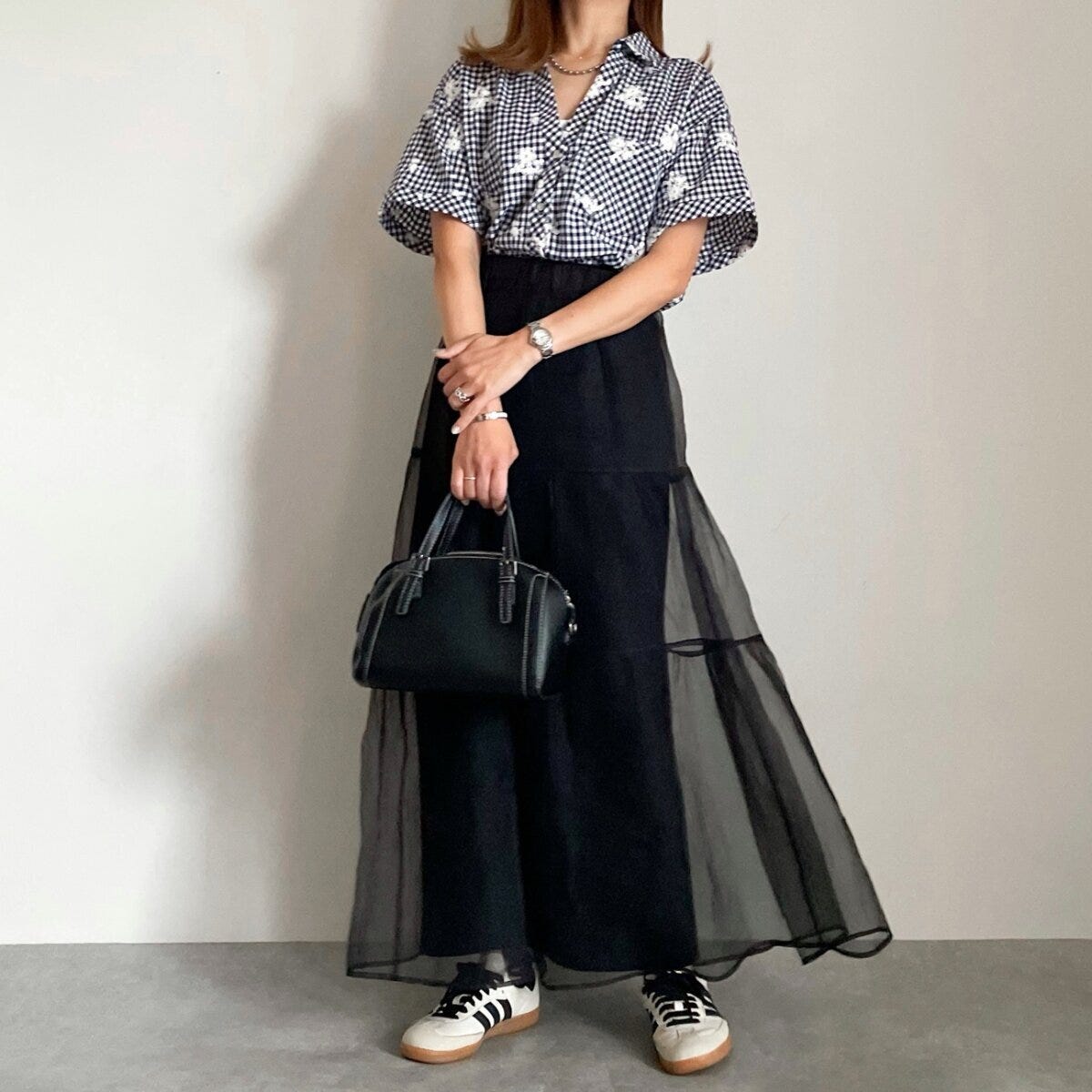 ZARA 刺繍チェックシャツ ZARA 刺繍チェックシャツ ブラックチュールスカート×スニーカーの甘辛コーデ