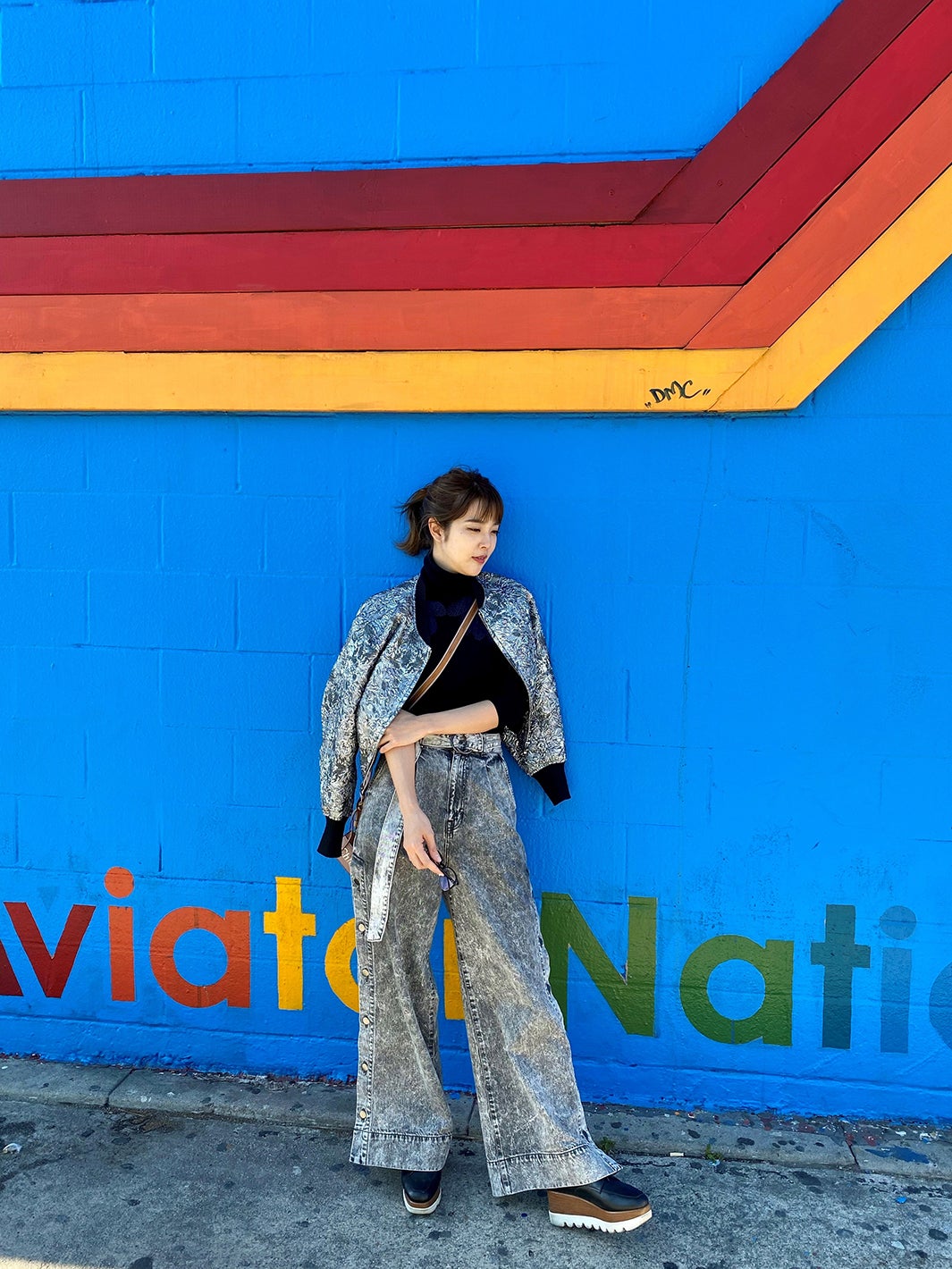 絶対に仕事中には着なそうなシルバーの服（提供写真）