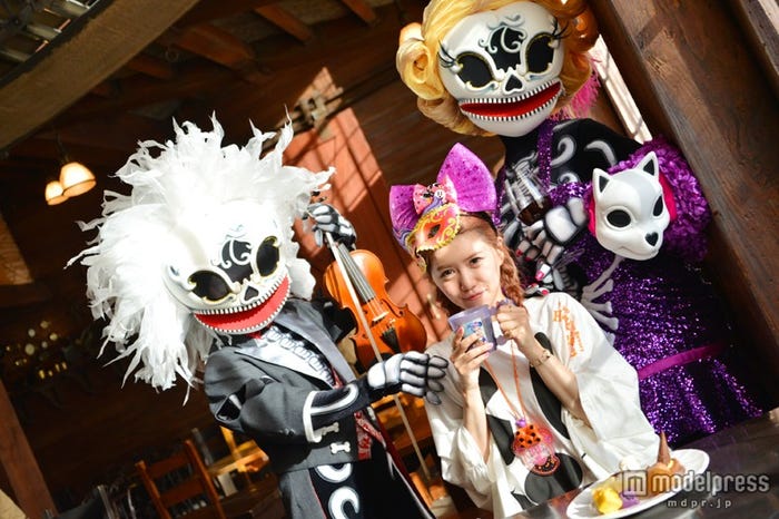 スケルトンのストリートパーティー/東京ディズニーシー「セイリングデイ・ブッフェ」にて/モデル:河西里音