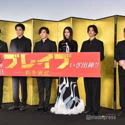 （左から）松山ケンイチ、鈴木伸之、新田真剣佑、山崎紘菜、渡邊圭祐、本広克行監督（C）モデルプレス