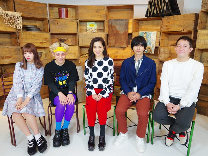 「恋んトス」シーズン5スタジオMCを務める(左から)藤田ニコル、りゅうちぇる、中村アン、吉沢亮、高橋茂雄/撮影:柳内良仁(C)TBS