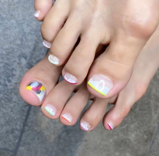今年の人気カラーは？今すぐ真似したい「夏のフットネイル」