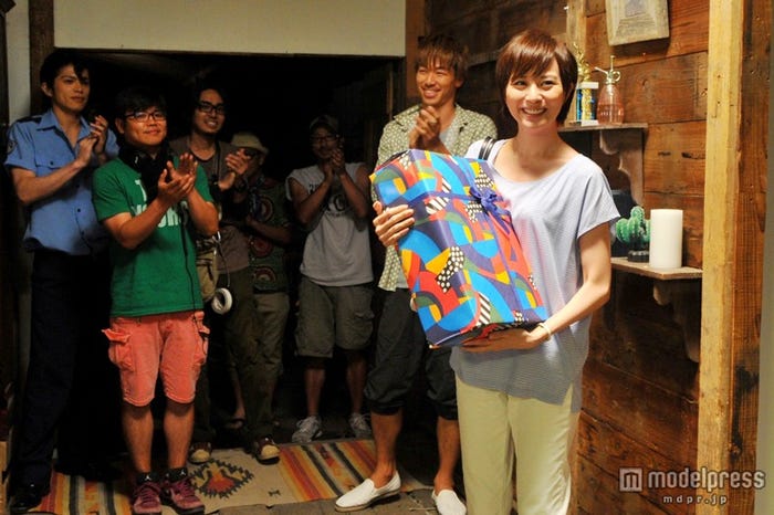 比嘉愛未/「GTO」、撮影現場でバースデーサプライズ