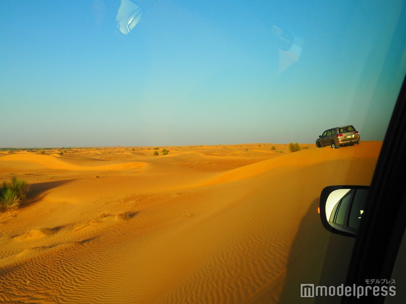 砂丘を駆け巡るアクティビティはスリル満点（C）モデルプレス