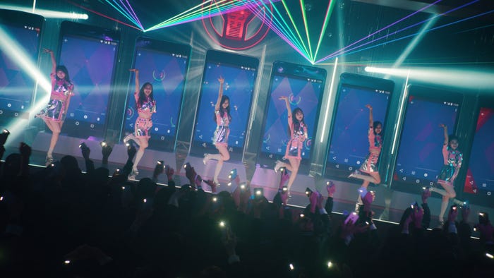 TWICEが出演するCM第2弾 「学園祭ライブ」篇より(提供写真)