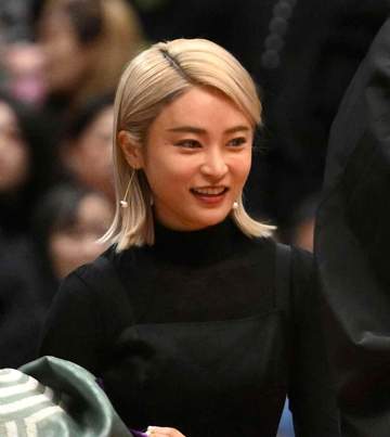 2歳児のシンママ小島瑠璃子 金髪ピンクに染め「エネルギーチャージ」「かなりのピンクです」