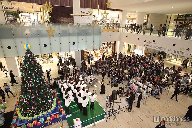 ツリー前で行われたゴスペルコンサート（C）Disney／Pixar