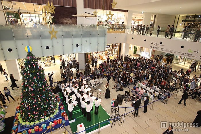 ツリー前で行われたゴスペルコンサート(C)Disney/Pixar