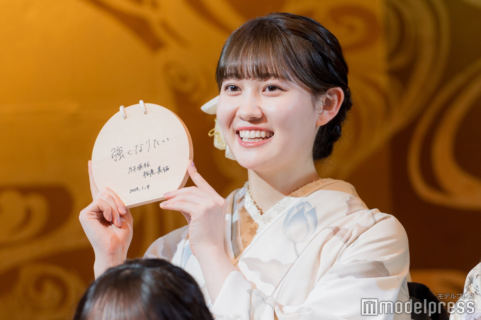 絵馬を紹介する松尾美佑（C）モデルプレス