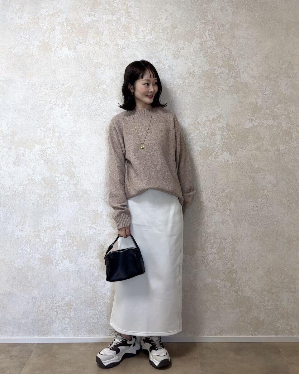ユニクロスフレヤーンクルーネックセーターと白スウェットスカートのカジュアルコーデ
