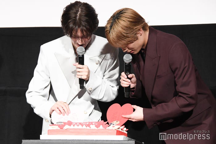 メッセージをケーキに刺す山中柔太朗、高松アロハ(C)モデルプレス
