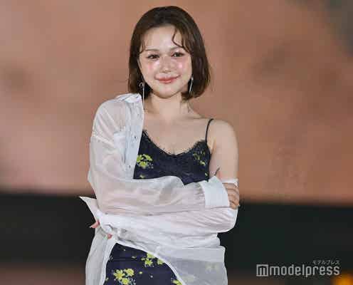 村重杏奈、シャツはだけさせ美肩チラリ【GirlsAward 2025SS】