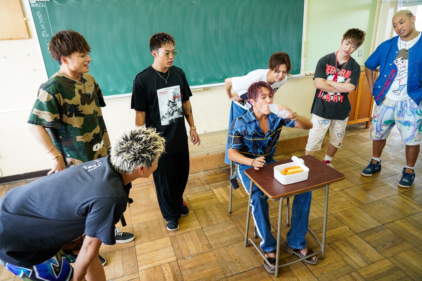 GENERATIONS、YouTubeで話題の“シャトルイート”に挑戦 TikTokで大はしゃぎ