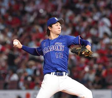 中日・高橋宏がぼう然 自身の一塁悪送球で1-1同点に マウンド上でしゃがみ込む→二塁・福永の横っ跳び好捕で勝ち越し点は免れる