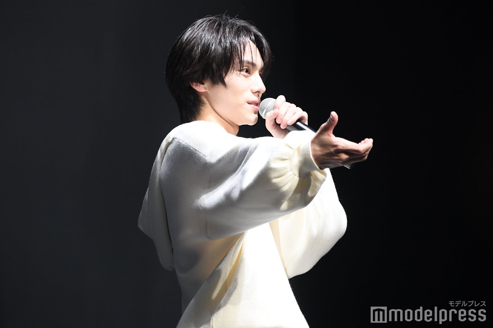 森愁斗が携帯を差し出してくれたときの再現をする山下幸輝（C）モデルプレス