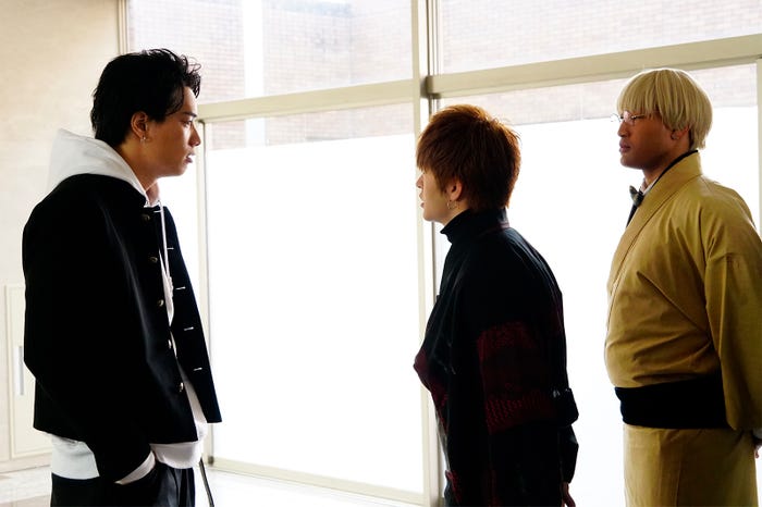 鈴木伸之、佐野玲於、関口メンディー(C)「PRINCE OF LEGEND」製作委員会(C) HI-AX All Rights Reserved.