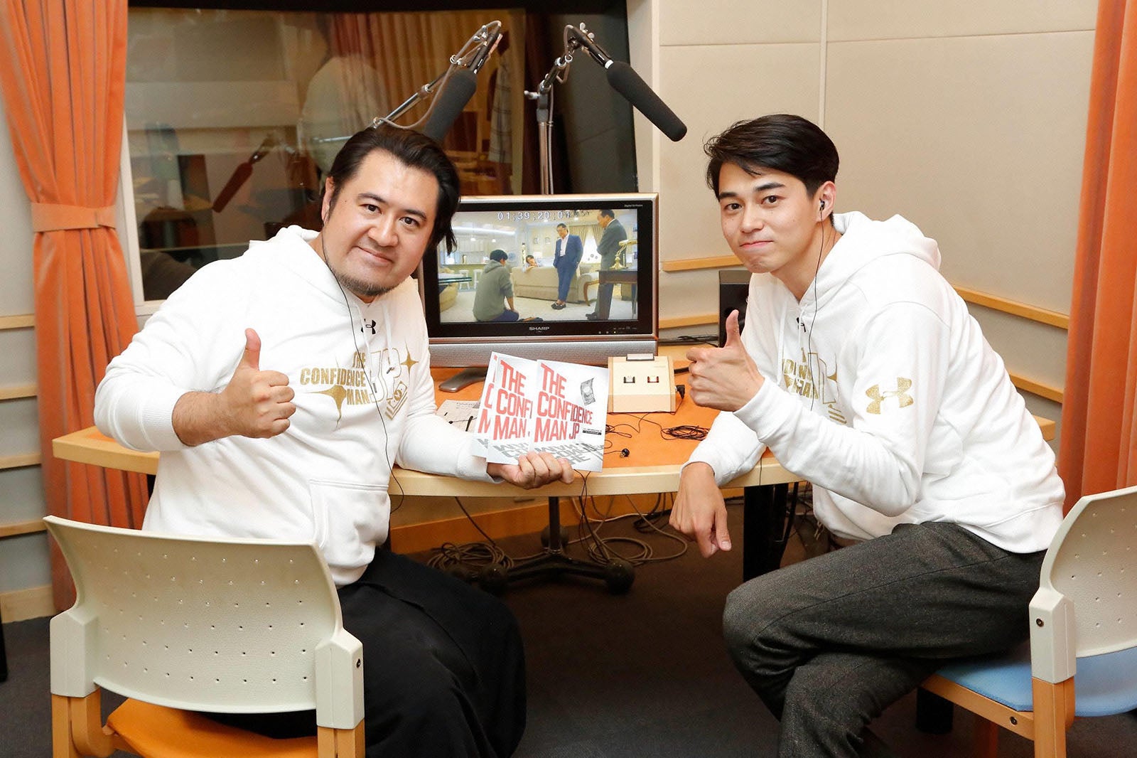 （左から）小手伸也、東出昌大（C）フジテレビ