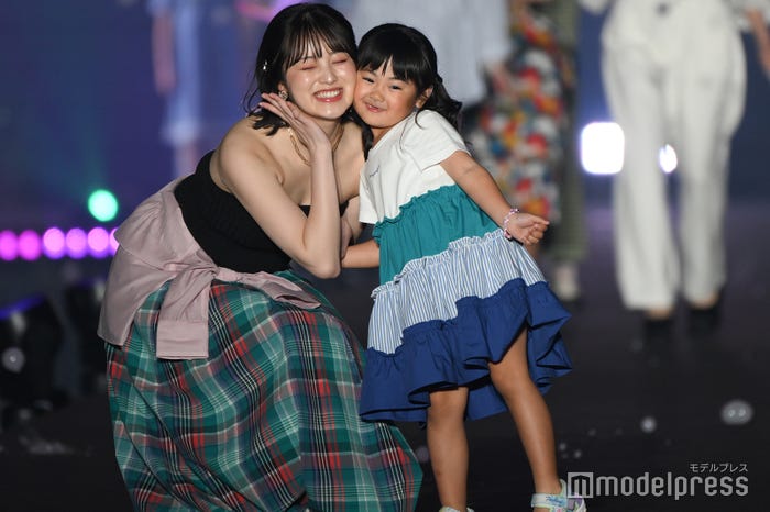 福山絢水とキッズモデル(C)モデルプレス