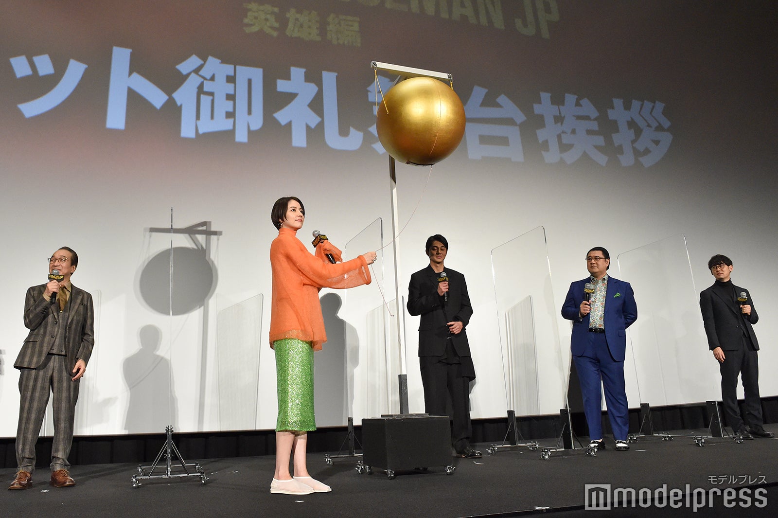 くす玉を割る長澤まさみ、東出昌大、小手伸也、田中亮監督（C）モデルプレス