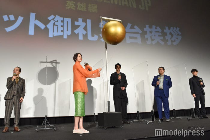 くす玉を割る長澤まさみ、東出昌大、小手伸也、田中亮監督(C)モデルプレス