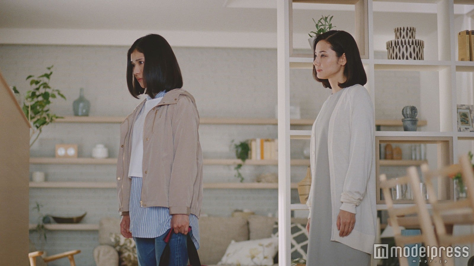 親子役として演じる松岡茉優（左）、吉田羊（右）