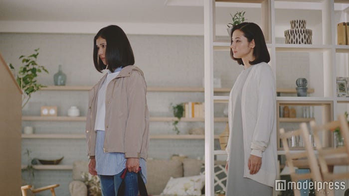 親子役として演じる松岡茉優(左)、吉田羊(右)