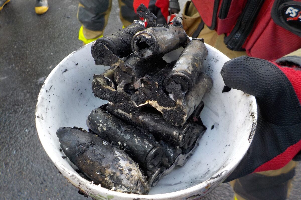 発火したリチウムイオン電池