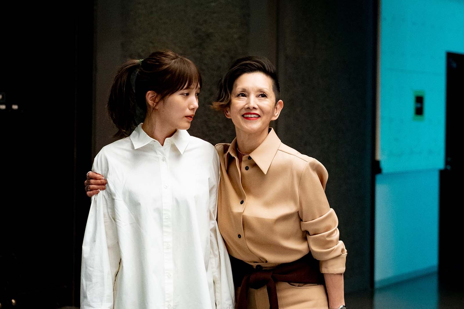 本田翼、夏木マリ 「君の花になる」第9話より（C）TBS