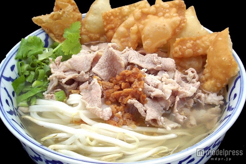 米麺に煮込み豚肉を入れた「タイラーメン」