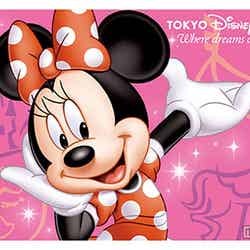 赤い水玉ワンピースのミニーマウス／（C）Disney