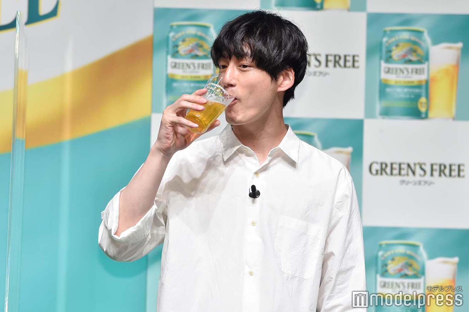 新商品を飲む坂口健太郎 （C）モデルプレス