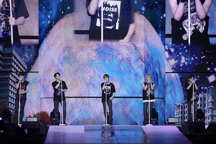 TOMORROW X TOGETHER(P)&(C)BIGHIT MUSIC