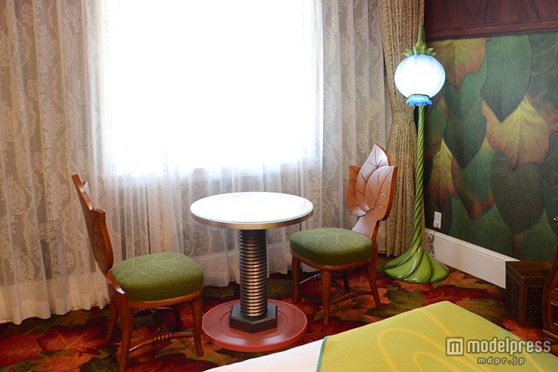 テーブルやライトも可愛いデザイン