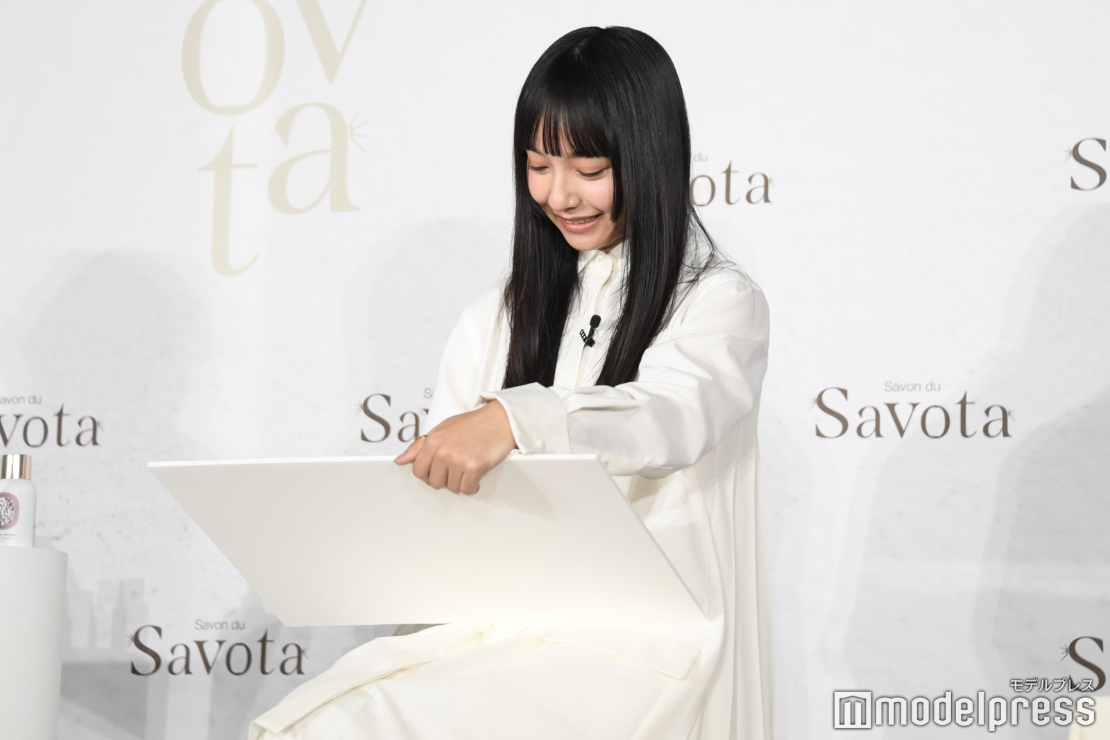 スラスラ書き始める山之内すず（C）モデルプレス