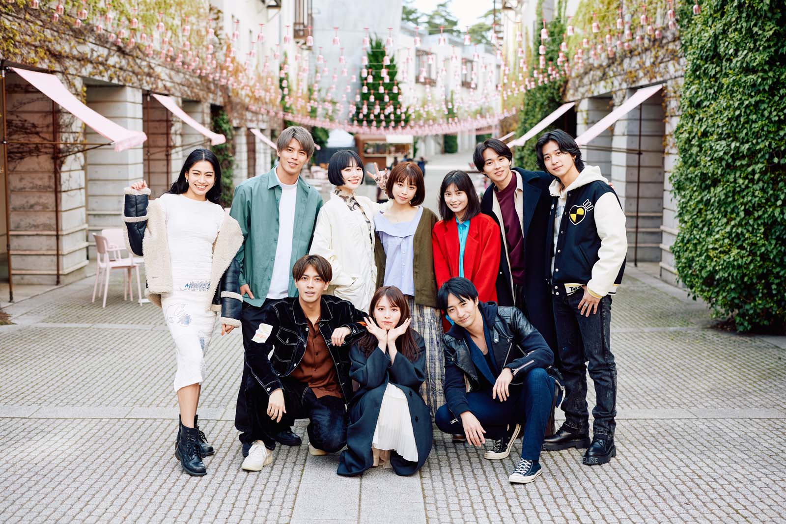 （後列）ギャビー、白鳥大珠、Mikako、JU!iE、大久保桜子、米村知希、Who-ya（前列）中尾暢樹、西村歩乃果、古屋呂敏／Netflix「オオカミちゃんには騙されない」（C）Netflix