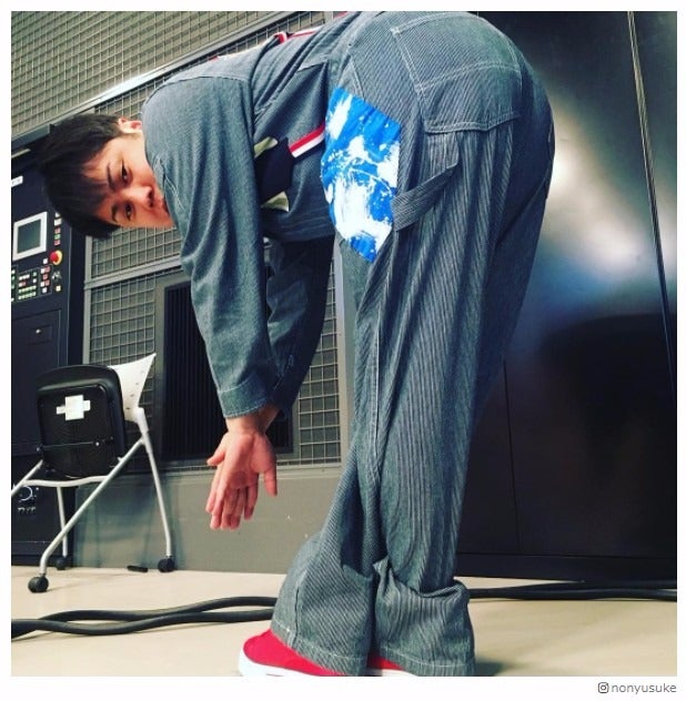 ノンスタ井上裕介“菜々緒ポーズ”に挑む　足の長さ比較が話題