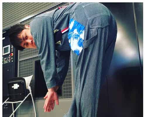 ノンスタ井上裕介“菜々緒ポーズ”に挑む 足の長さ比較が話題