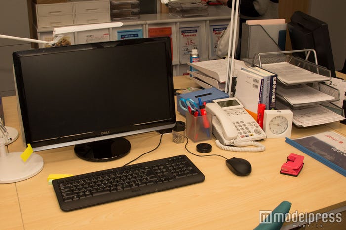 あすかのデスクは整理されています(C)モデルプレス