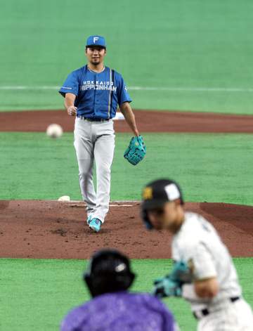 日本ハム・伊藤 前代未聞のマイク着用で投球 「三振取りたいですね」と宣言も中前打に「うわー」 併殺奪うと「狙い通りでしたね」