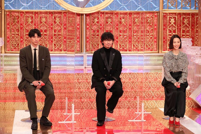 (左から)福士蒼汰、綾野剛、木村佳乃(C)フジテレビ