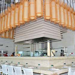 天井の高い開放的な店内