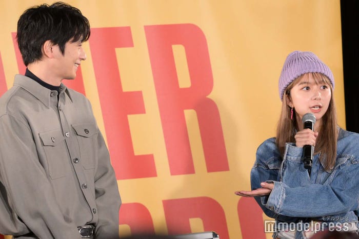 「タワレコに向井理がいます」と向井を紹介する上白石萌歌(C)モデルプレス