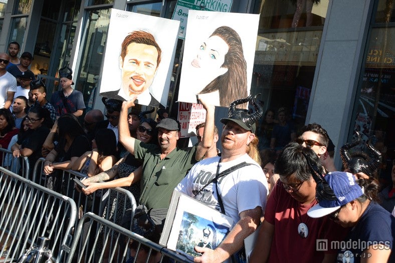 手作りのボードでアピールするファン