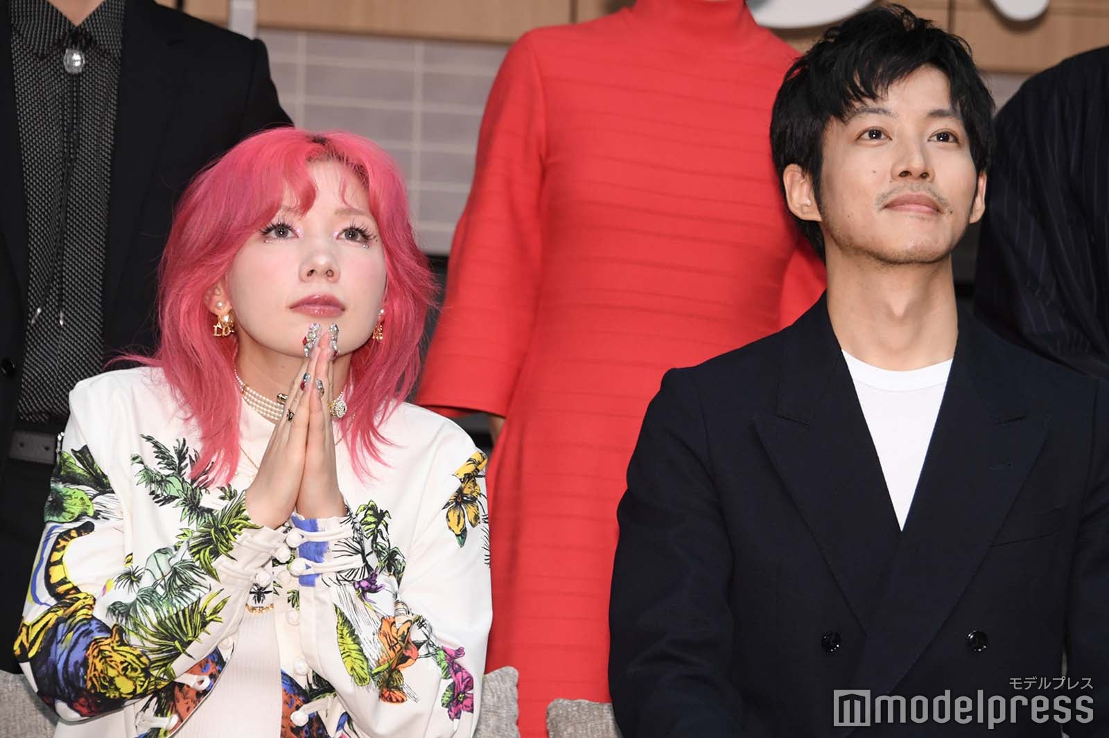 「かしこみかしこみ～」をする仲里依紗、松坂桃李（C）モデルプレス