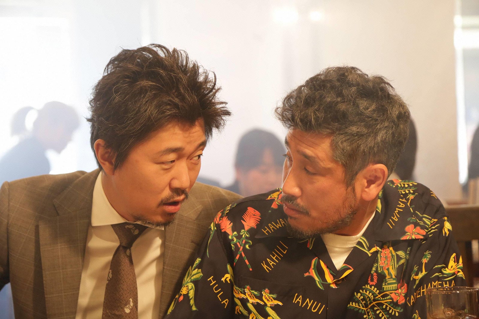 新井浩文、渋川清彦／「モンテ・クリスト伯 ー華麗なる復讐ー」第6話より（C）フジテレビ