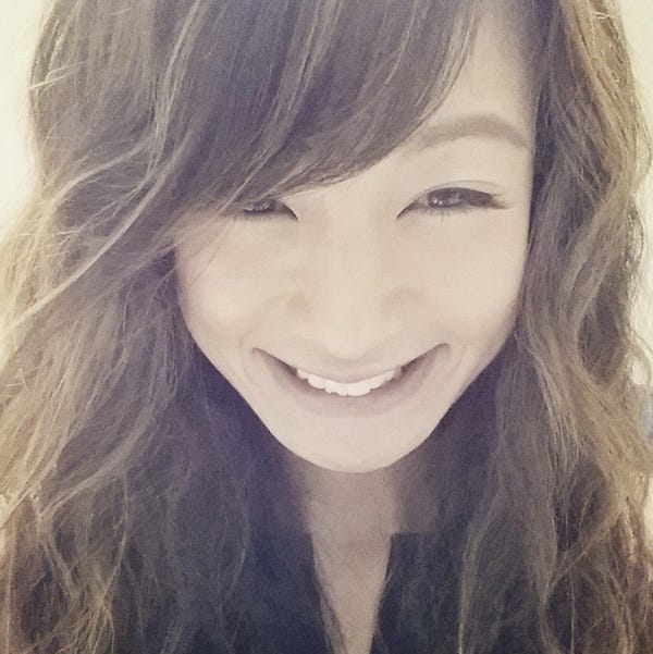 かけた前歯をのぞかせる西山茉希/西山茉希Instagramより【モデルプレス】